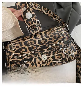 Dettaglio della borsa baguette leopardata con borchie argentate e chiusura magnetica