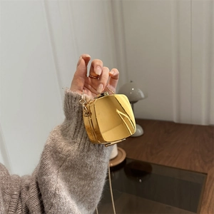 Mini Sac Bandoulière Boîte pour Femme Texture Métallique Brillante Coque Rigide Forme de Coeur Sac à Chaîne de Fête