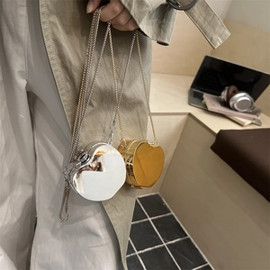 Mini sac à bandoulière en acrylique en forme de cœur avec fini doré et argenté brillant