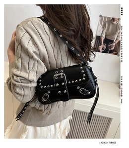 Vue détaillée du sac à bandoulière punk noir avec rivets argentés et boucles en métal