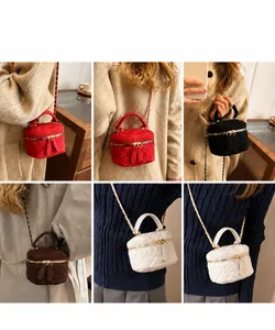 Mini bolso cilíndrico acolchado en cuatro colores con correa de cadena de cuero