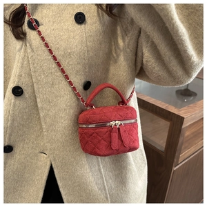 Bolso vanity de terciopelo rojo acolchado con cadena dorada y cremallera doble