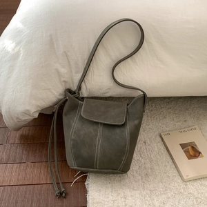 Damen Retro PU Leder Eimertasche Umhängetasche Mit Kontrastnähten Pelzball Anhänger Minimalistisch Schultertasche Täglich Pendeln