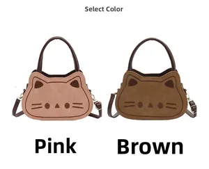 Vue détaillée des sacs bandoulière chat mignons en finitions rose et marron daim doux