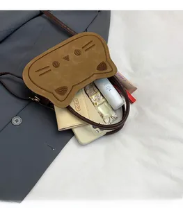 Vue intérieure du sac chat révélant un grand espace pour les objets du quotidien