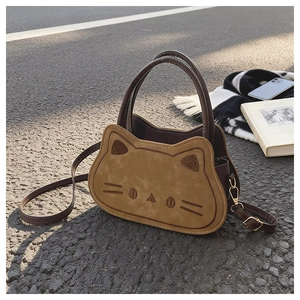 Dettaglio borsa a tracolla a gatto in pelle sintetica marrone con finiture dorate