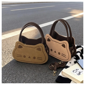 Détails de broderie chat sur sacs à main carrés avec oreilles en cuir et ferrures dorées