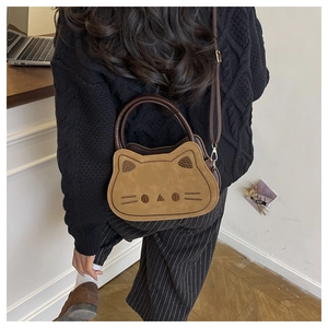 Vue détaillée du sac bandoulière avec broderie de chat et détails d'oreilles contrastés