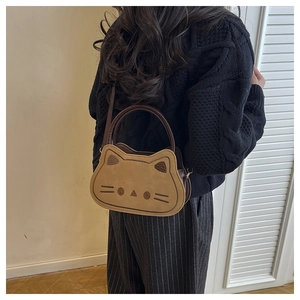 Détail d'un sac chat créatif avec oreilles et moustaches porté par un mannequin
