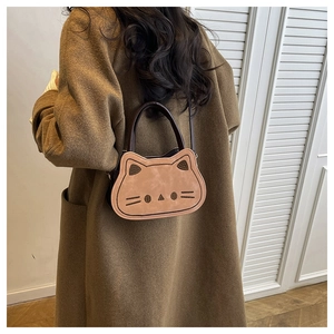 Détail du sac à main chat en marron clair avec des broderies faciales mignonnes