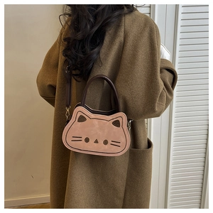 Détail du sac bandoulière rose en forme de chat avec broderie et fine bandoulière