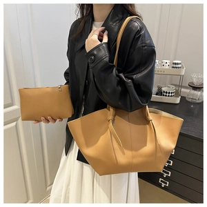 Détail du sac cabas plissé caramel avec pochette zippée assortie en cuir grainé