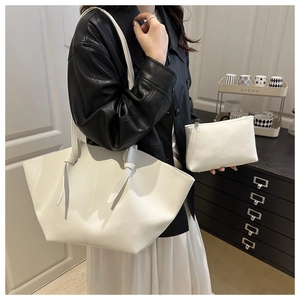 Détail du sac cabas blanc en cuir grainé avec pochette assortie et lanières nouées
