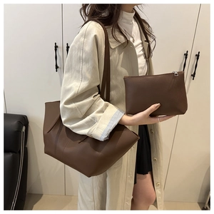 Sac cabas marron en similicuir grainé avec pochette assortie porté par un mannequin