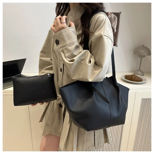 Détail du grand sac cabas en cuir grainé noir avec petite pochette zippée assortie