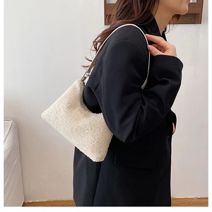 Dettaglio della borsa sottobraccio in peluche bianco con tracolla in pelle fine