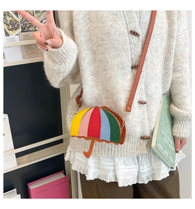 Détail d'un sac bandoulière créatif en forme de parapluie avec design multicolore épissé