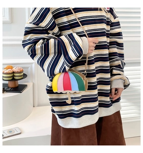 Vue détaillée du sac bandoulière créatif en forme d'ombrelle avec patchwork multicolore vif