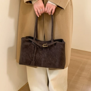 Borsa tote retrò in pelle scamosciata marrone da donna con capienza e fibbia a U in metallo