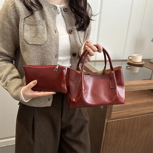 Vintage μπορντό δερμάτινη τσάντα tote με ασορτί τσαντάκι σε μίνιμαλ φόντο