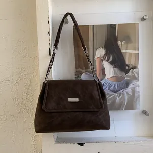 Borsa a tracolla vintage marrone scuro con catena in metallo e finitura opaca