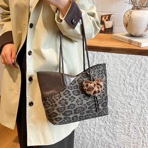 Shopper-Tasche mit Leopardenmuster und Herz-Anhänger aus Kunstleder für Damen im Winter