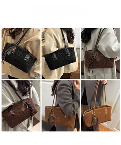 Détails du sac cabas léopard montrant les options en daim noir, marron et kaki avec pendentif