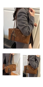 Détail d'un sac cabas à imprimé léopard avec pendentif raquette de tennis et nœud en corde