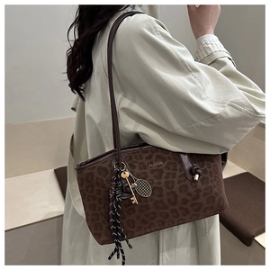 Détail du sac cabas léopard avec texte FASHION et breloques décoratives de sac