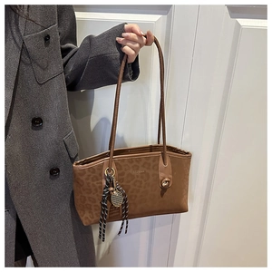 Détail du sac cabas léopard avec inscription FASHION dorée et breloque raquette de tennis