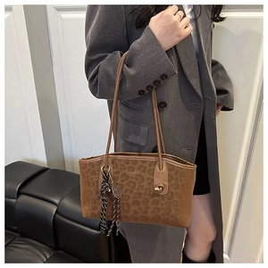 Vue détaillée du sac cabas léopard avec breloque raquette de tennis et texte FASHION