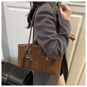 Sac fourre-tout léopard marron avec texte FASHION et pendentif de tennis chic
