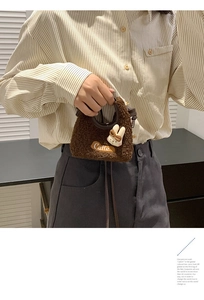 Detail einer dunkelbraunen Mini-Plüschtasche mit Cutie-Stickerei und Hasenverzierung