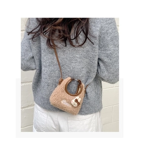 Detailansicht einer Mini-Plüschtasche mit Hasen-Dekor und Cutie-Stickerei für Damen