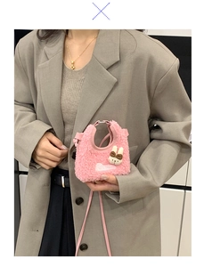 Detail der rosa Lammwoll-Mini-Umhängetasche mit Hasen-Applikation und rundem Metallgriff