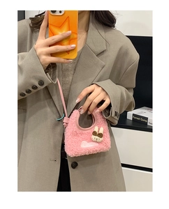 Detailansicht der rosa Plüschtasche mit Hasendekor und Cutie-Stickerei für Damen
