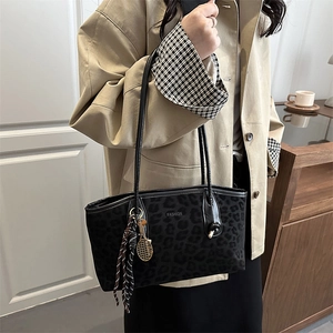 Sac fourre-tout tendance imprimé léopard noir avec foulard et breloque tennis dorée