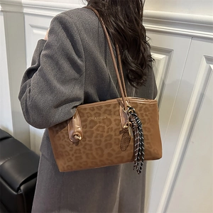 Grand sac cabas tendance à imprimé léopard avec pendentif tissé pour un style urbain