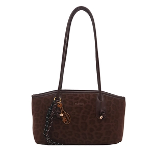 Sac cabas à motif léopard marron avec texte fashion et breloque raquette de tennis