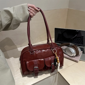 Borsa A Spalla Boston Retrò In Pelle PU Lucida Grande Capacità Borsa Sottobraccio Con Tasche Frontali E Ciondolo Di Perline
