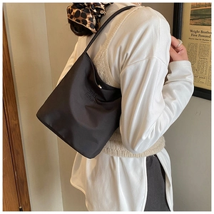 Inquadratura a spalla di borsa in nylon nero con scritta and future per ogni giorno
