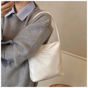Detalle del bolso de hombro blanco con bordado 'Hope and future' en tela texturizada