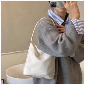 Dettaglio della borsa hobo in pelle bianca con scritta Hope and Purelife per ogni giorno