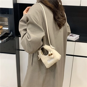 Schicke beige Plüsch-Umhängetasche mit Hasen-Motiv und Lederriemen für Damen