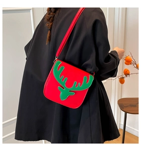 Détail du sac bandoulière rouge en cuir PU avec motif applique de renne de Noël vert