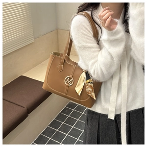 Braune Shopper-Tasche mit metallischem M-Logo und stilvollem gemustertem Seidenschal