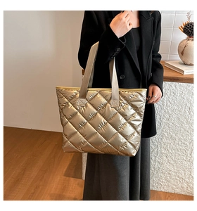 Vue détaillée du sac cabas matelassé doré champagne avec poignées tissées
