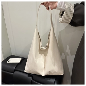 Sac fourre-tout minimaliste blanc crème avec bandoulière intégrée en scène de vie