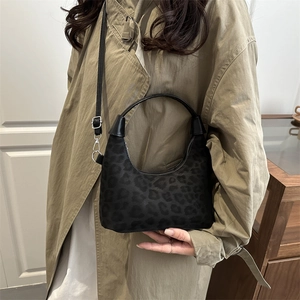 Sac hobo imprimé léopard en faux daim noir avec bandoulière pour femmes