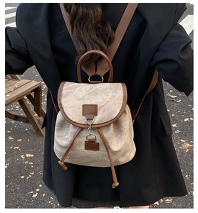 Détails de la toile vintage et des finitions en cuir brun d'un grand sac à dos